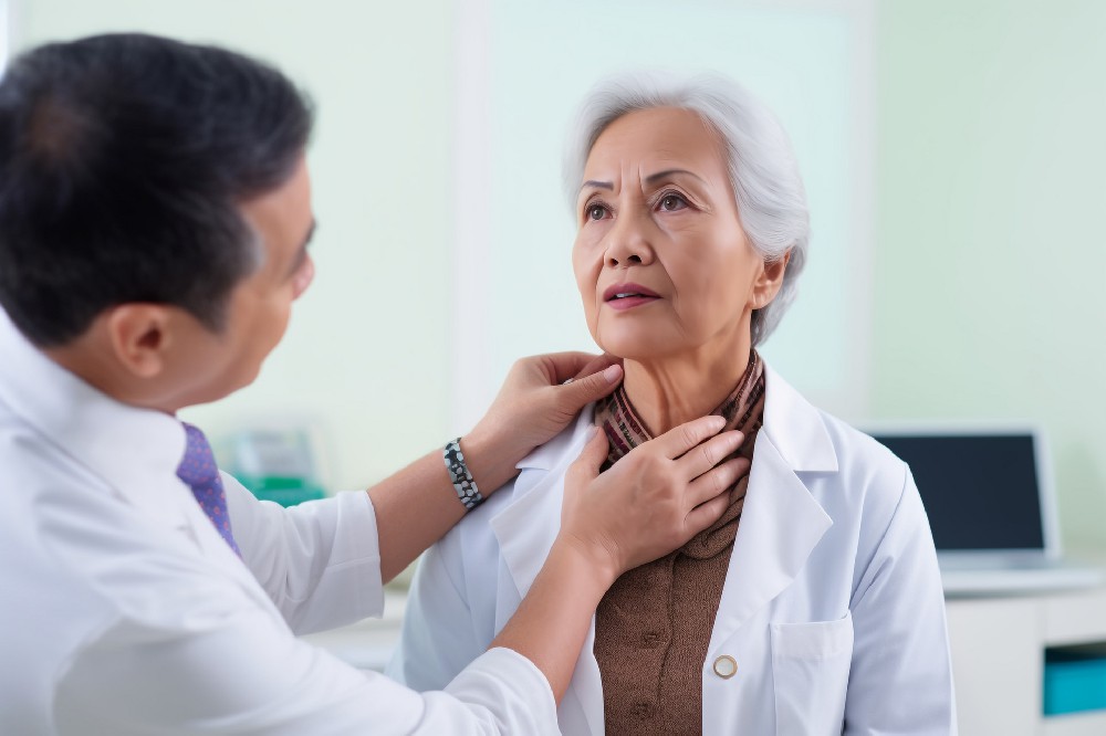摄图网_600126829_banner_医生检查妇女的甲状腺(企业商用).jpg