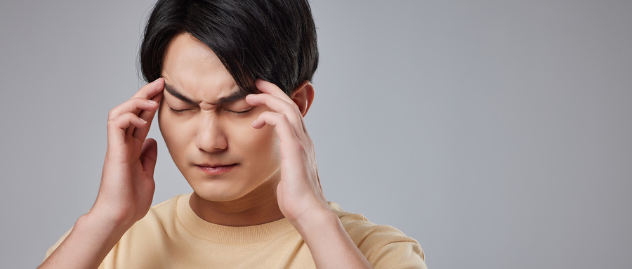 摄图网_501784542_wx_头疼的年轻男性(企业商用).jpg