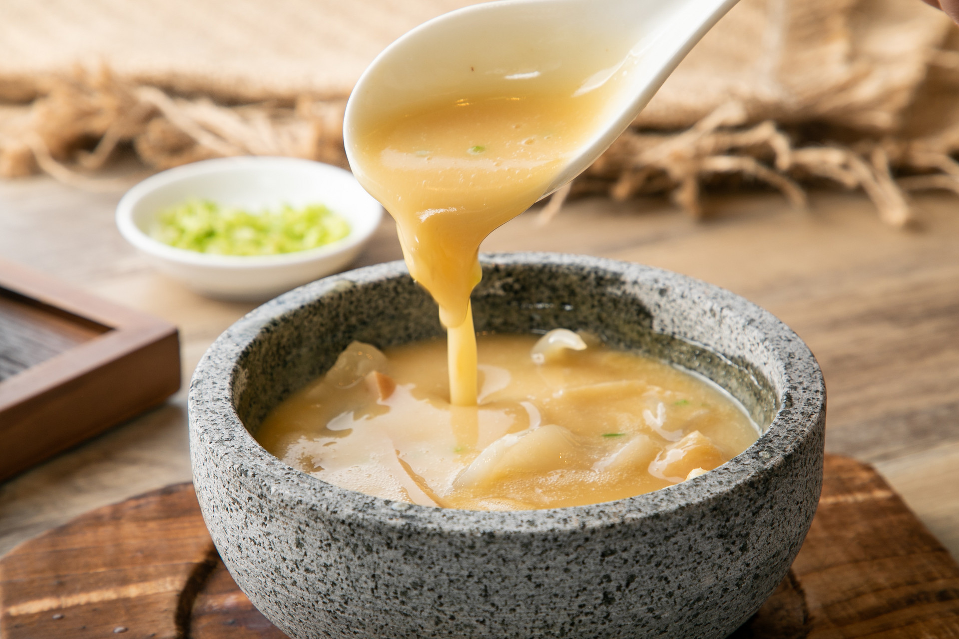 摄图网_501272502_banner_胶原蛋白花胶汤（企业商用）.jpg