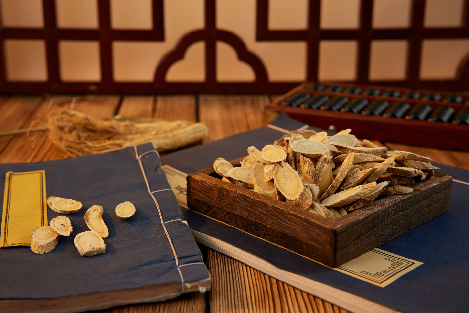 摄图网_507732051_banner_桌子上的黄芪和古书（企业商用）.jpg