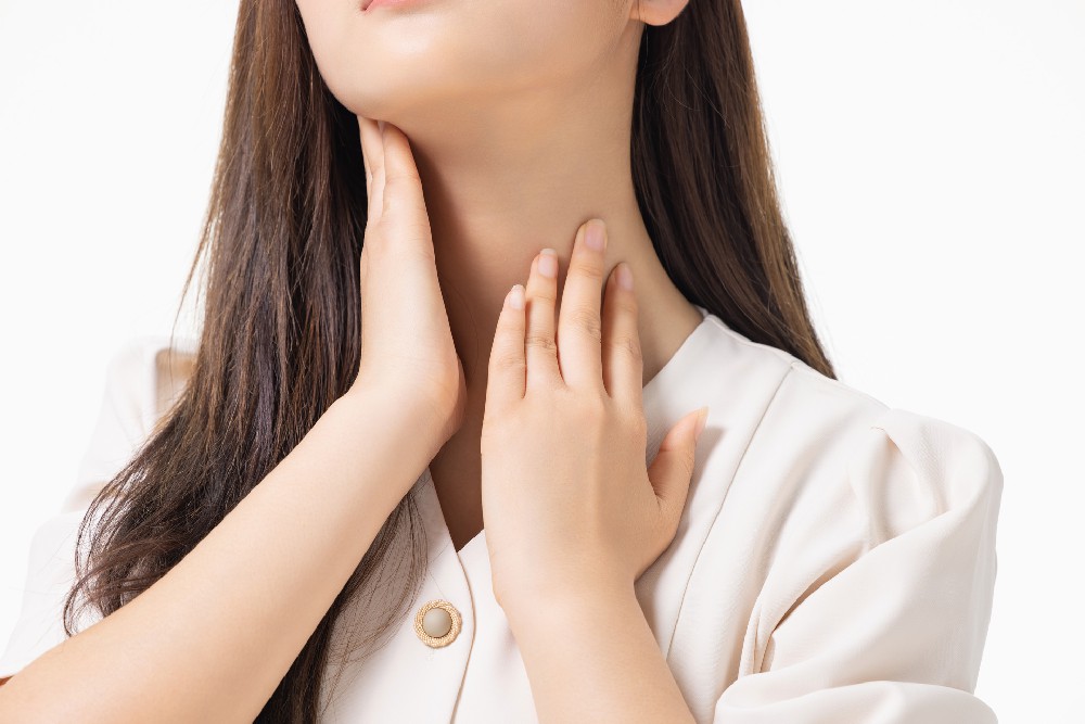 摄图网_501769022_banner_脖子不适的女性局部特写（企业商用）.jpg