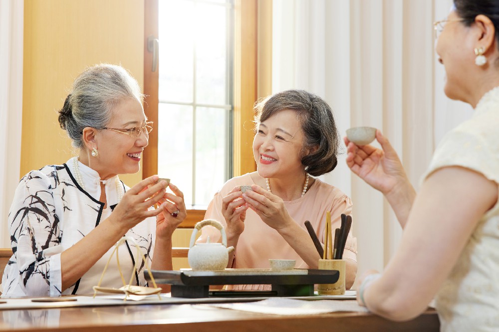 摄图网_506948273_banner_聚会一起品茶的老年人（企业商用）.jpg
