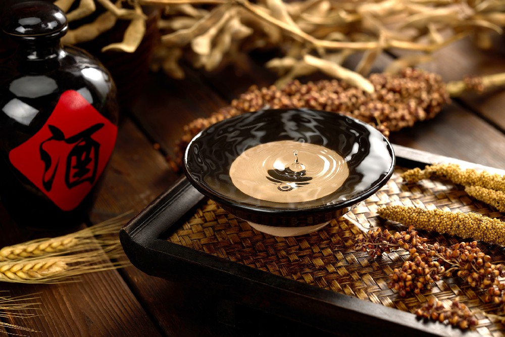 摄图网_507760658_banner_一滴酒滴进酒碗里（企业商用）.jpg