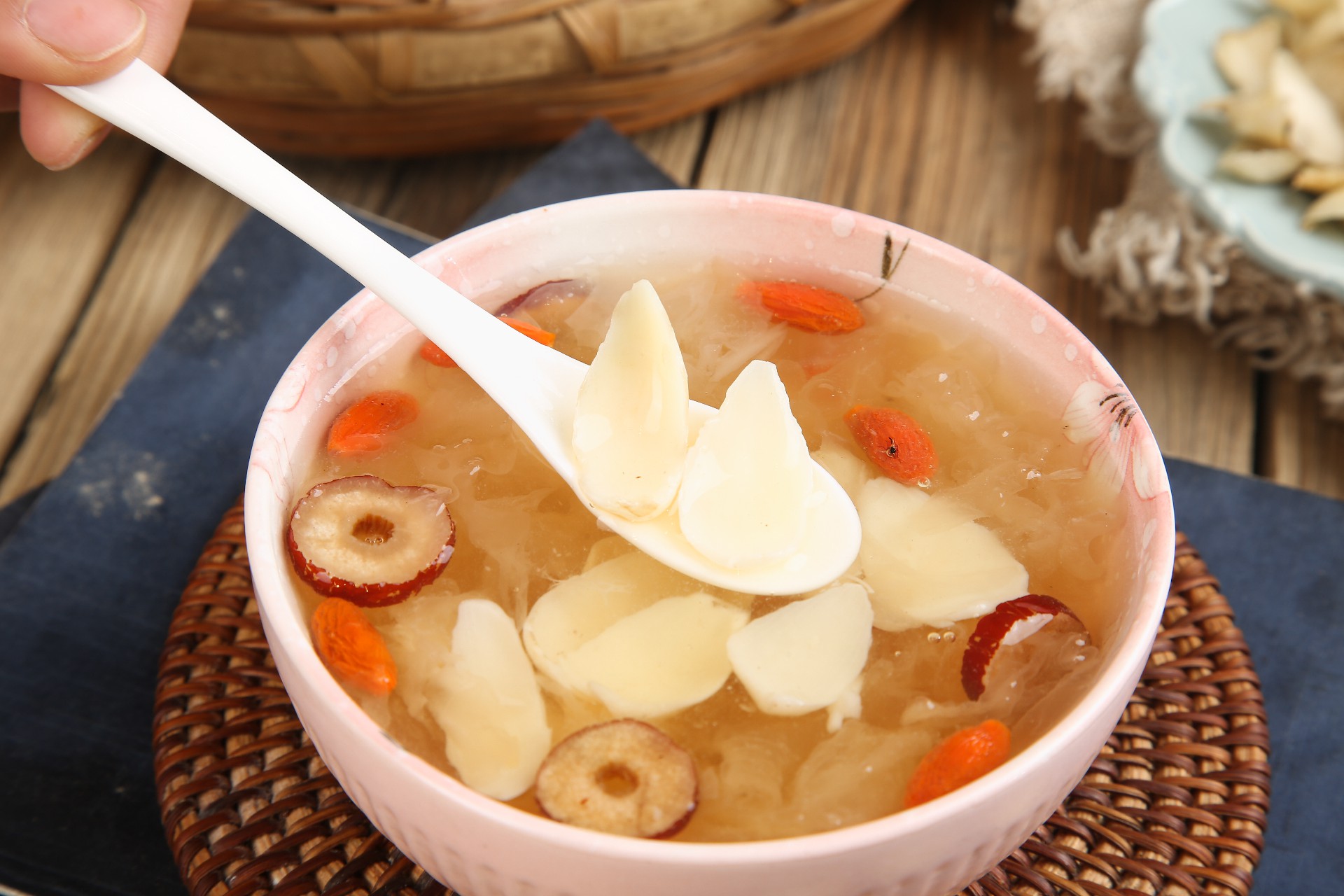 摄图网_350065213_百合银耳汤（企业商用） (1).jpg